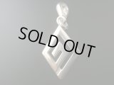 【ＳＯＬＤ　ＯＵＴ　ありがとうございました！】（ギリシャアクセサリー）ダイヤモンド型メアンドロス模様シルバー９２５ペンダントトップ