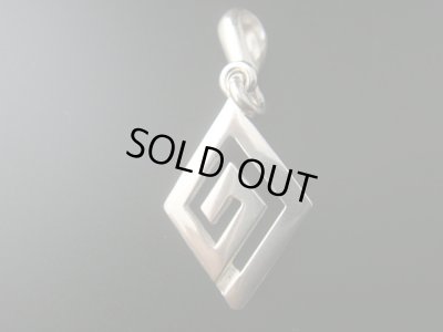 画像1: 【ＳＯＬＤ　ＯＵＴ　ありがとうございました！】（ギリシャアクセサリー）ダイヤモンド型メアンドロス模様シルバー９２５ペンダントトップ