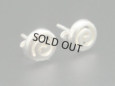 画像1: 【ＳＯＬＤ　ＯＵＴ　ありがとうございました！】【お客様の声あり♪】（ギリシャアクセサリー）渦巻き模様・シルバー９２５プチピアス