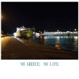 歌詞カードの裏表紙は夜のピレウス港。『NO GREECE, NO LIFE』とは『ギリシャの無い人生は、人生じゃない』という造語