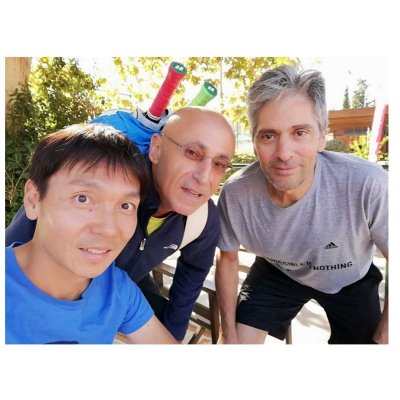 歌詞カード２Ｐはギリシャの名門テニスクラブ「フィロセイ」にてテニス仲間のヤニスとアレックスと🎾  僕も小学校５年生の頃、アテネでテニスを始めた「フィロセイテニスクラブ」出身です♪