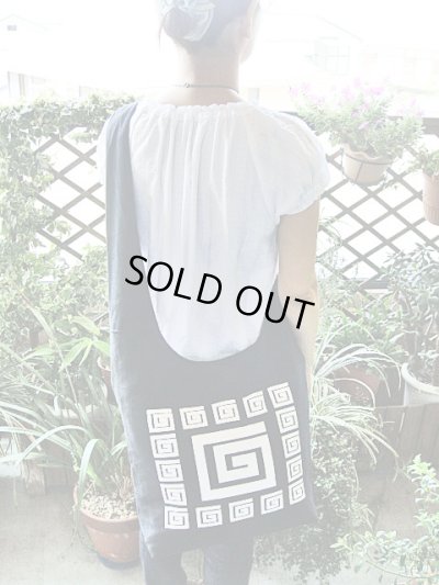 画像1: 【ＳＯＬＤ　ＯＵＴ　ありがとうございました！】【ゆうパック】（ギリシャ雑貨）持ち手が幅広のメアンドロス・ショルダーバッグ（黒）【肩にぴったりフィット♪】