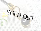 【ＳＯＬＤ　ＯＵＴ　ありがとうございました！】イーブルアイ携帯ストラップ（黒・ゴールド）