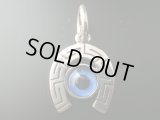 【ＳＯＬＤ　ＯＵＴ　ありがとうございました！】（ギリシャアクセサリー）馬蹄型メアンドロスとイーブルアイ（ナザールボンジュウ）のシルバーペンダントトップ