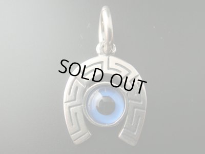 画像1: 【ＳＯＬＤ　ＯＵＴ　ありがとうございました！】（ギリシャアクセサリー）馬蹄型メアンドロスとイーブルアイ（ナザールボンジュウ）のシルバーペンダントトップ