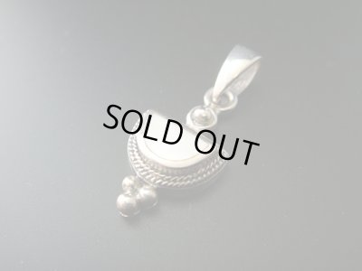 画像1: 【ＳＯＬＤ　ＯＵＴ　ありがとうございました！】【５周年半額セール！】（ギリシャアクセサリー）ビザンチン風・半月型白蝶貝シルバー９２５ペンダントトップ【定価３４００円】