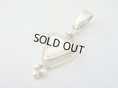 画像1: 【ＳＯＬＤ　ＯＵＴ　ありがとうございました！】【４周年４０％オフセール！】（ギリシャアクセサリー）白蝶貝シルバー９２５ペンダントトップ【定価４７００円】