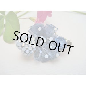 画像: 【ＳＯＬＤ　ＯＵＴ　ありがとうございました！】（ギリシャアクセサリー）リボンスワロフスキーブーケブローチ（ブルー系）