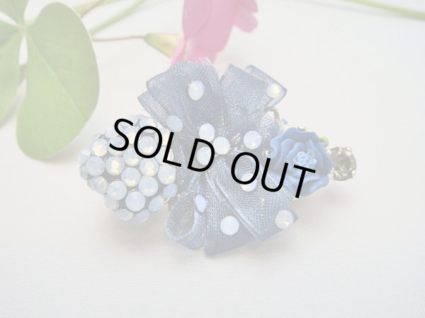 画像1: 【ＳＯＬＤ　ＯＵＴ　ありがとうございました！】（ギリシャアクセサリー）リボンスワロフスキーブーケブローチ（ブルー系）