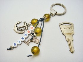 画像: 【ＳＯＬＤ　ＯＵＴ　ありがとうございました！】【ギリシャ神話】（ギリシャアクセサリー）渦巻き模様のドルフィン（イルカ）・アンカー（いかり）キーチェーン（キーホルダー）（オリーブの実の色）