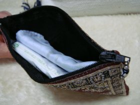 画像: 【ＳＯＬＤ　ＯＵＴ　ありがとうございました！】（ギリシャ雑貨）布製ギリシャ刺繍イーブルアイ（ナザールボンジュウ）付き小物入れ（濃いえんじ）