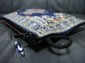 画像: 【ＳＯＬＤ　ＯＵＴ　ありがとうございました！】（ギリシャ雑貨）布製ギリシャ刺繍イーブルアイ（ナザールボンジュウ）付き小物入れ（紺）