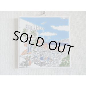 画像: 【ＳＯＬＤ　ＯＵＴ　ありがとうございました！】【ゆうパック】（ギリシャ雑貨）タイルの壁飾り（鍋敷）エーゲ海の見えるテラス（ブーゲンビリアとネコ）