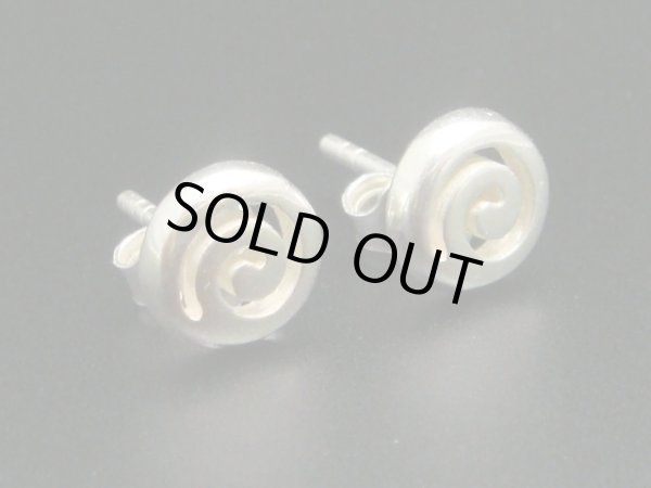 画像1: 【ＳＯＬＤ　ＯＵＴ　ありがとうございました！】【お客様の声あり♪】（ギリシャアクセサリー）渦巻き模様・シルバー９２５プチピアス