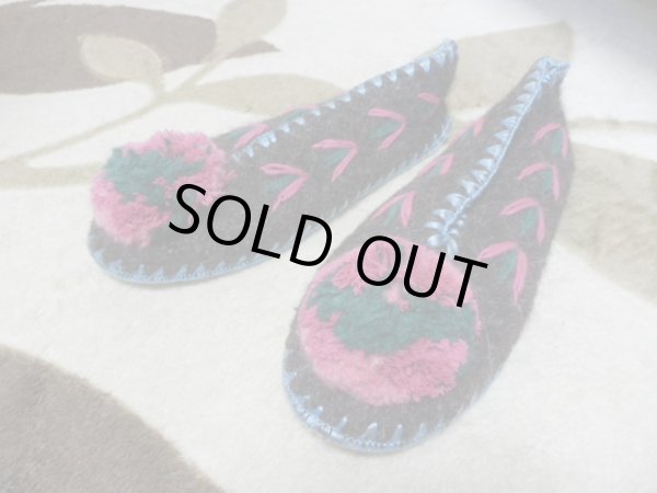 画像1: 【ＳＯＬＤ　ＯＵＴ　ありがとうございました！】【お客様の声あり♪】【半額！クリスマスセール】【ゆうパック】（ギリシャ雑貨）ギリシャ民族衣装風ボンボン付きルームシューズ（スリッパ）ピンク・ダークグリーン【定価３８００円】