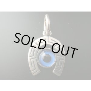 画像: 【ＳＯＬＤ　ＯＵＴ　ありがとうございました！】（ギリシャアクセサリー）馬蹄型メアンドロスとイーブルアイ（ナザールボンジュウ）のシルバーペンダントトップ