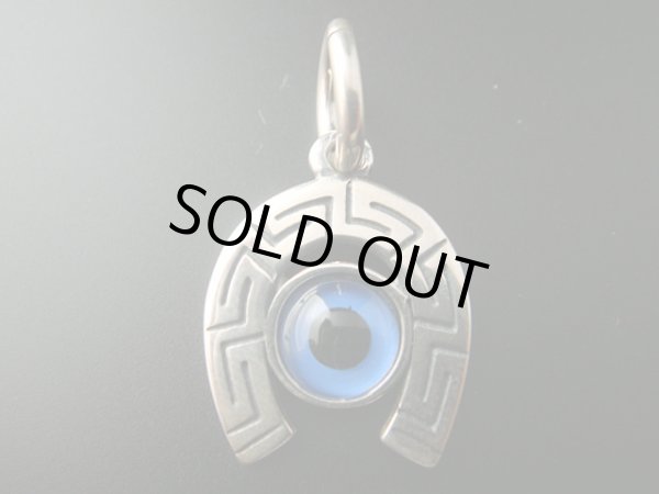 画像1: 【ＳＯＬＤ　ＯＵＴ　ありがとうございました！】（ギリシャアクセサリー）馬蹄型メアンドロスとイーブルアイ（ナザールボンジュウ）のシルバーペンダントトップ