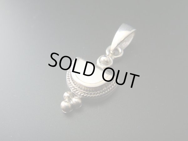 画像1: 【ＳＯＬＤ　ＯＵＴ　ありがとうございました！】【５周年半額セール！】（ギリシャアクセサリー）ビザンチン風・半月型白蝶貝シルバー９２５ペンダントトップ【定価３４００円】