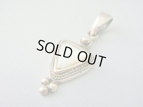 画像1: 【ＳＯＬＤ　ＯＵＴ　ありがとうございました！】【４周年４０％オフセール！】（ギリシャアクセサリー）白蝶貝シルバー９２５ペンダントトップ【定価４７００円】